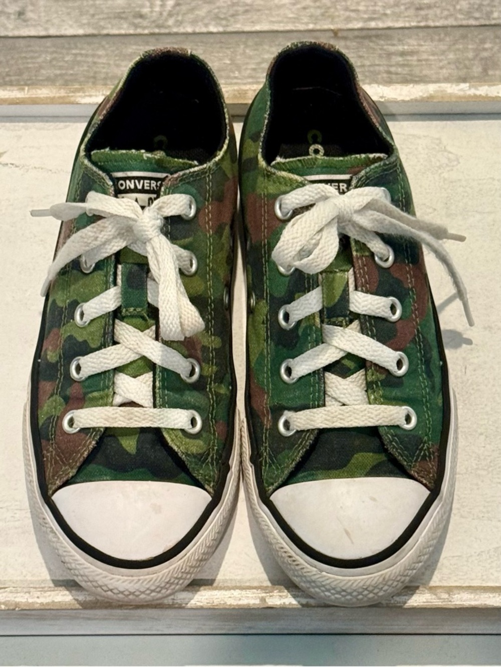 Converse Kids Low-Top Sneakers in Green Camo, Size 1, EUC
